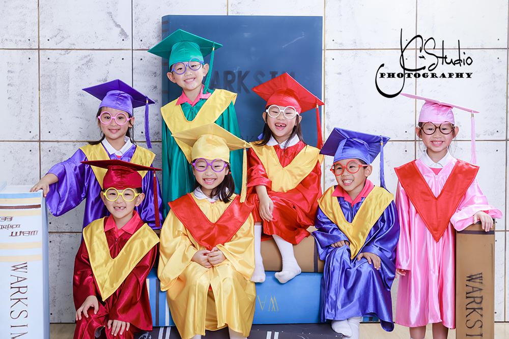 K3 幼稚園畢業攝影, 全新 Our Story Books 主題, 60分鐘攝影, 包全檔案, 免費提供畢業袍及道具拍攝, 送自備校服攝影。